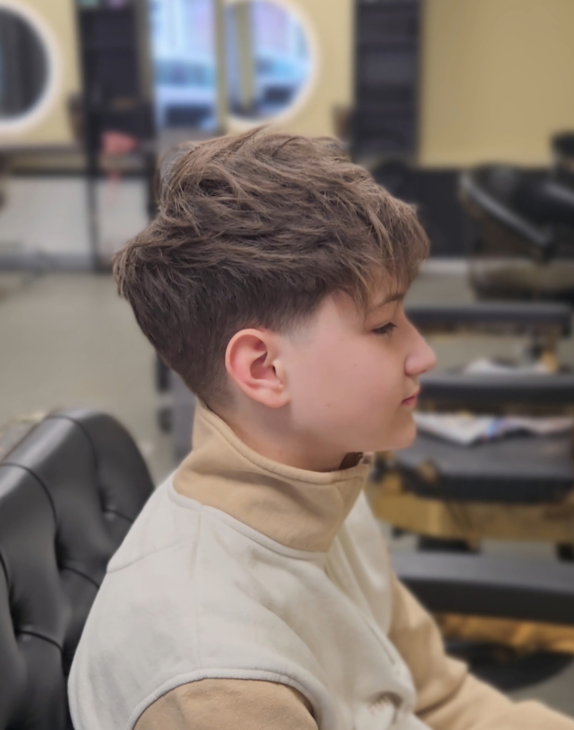 Textured crop met een lage fade, van opzij