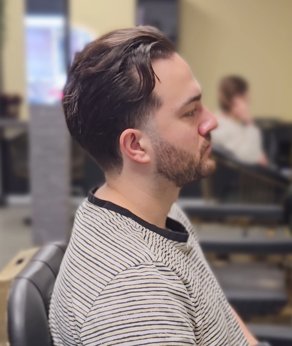 Zijscheiding met een verzorgde baard, van opzij