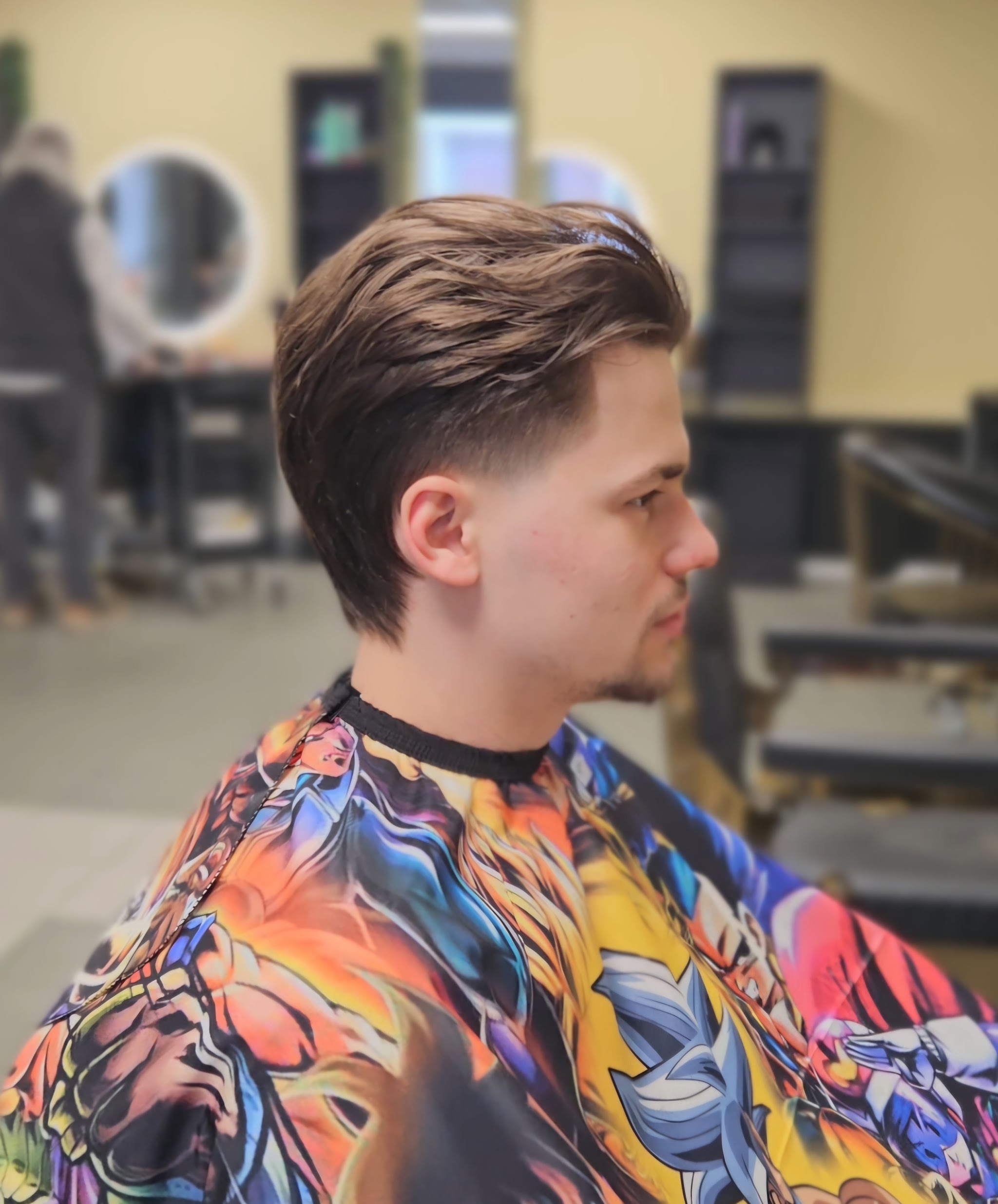 Achterover gekamd met een fade, in de zaak