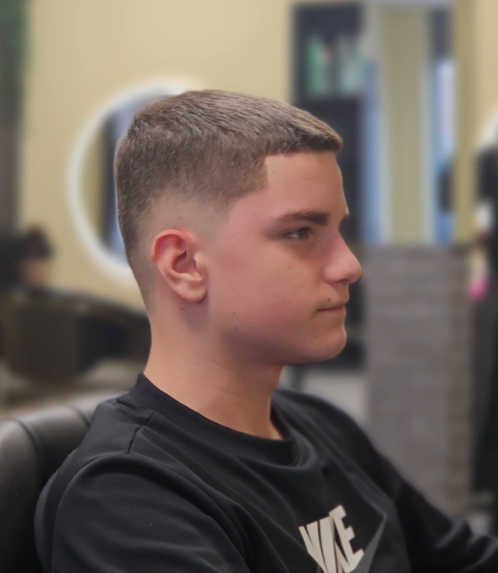Korte coupe met een strakke fade, van opzij
